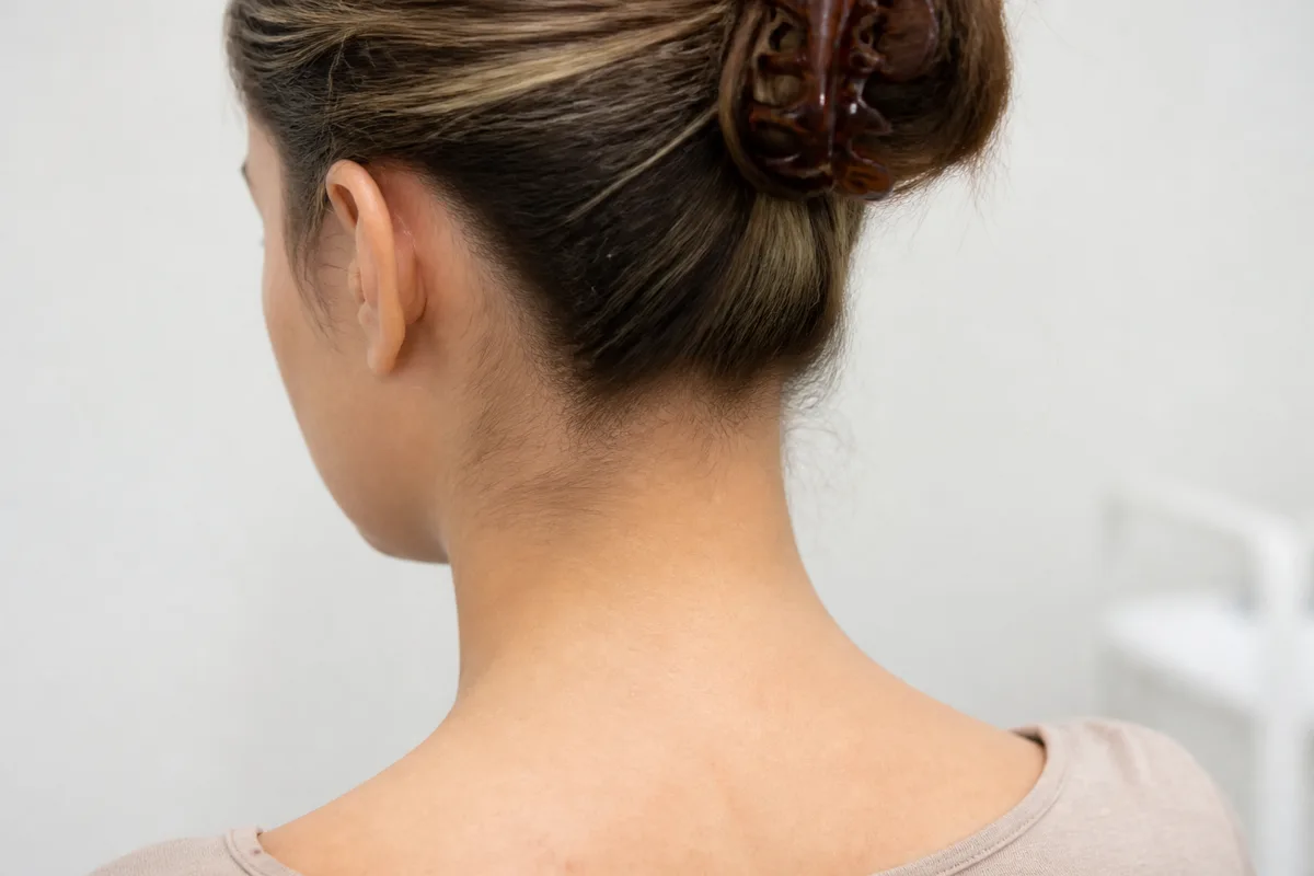 Cou et mâchoire de profil, peau nette, cadrage serré du menton à la clavicule